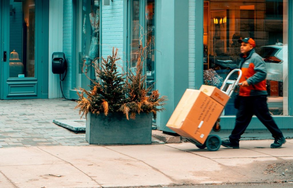 Things to Make Sure While Receiving the online packages